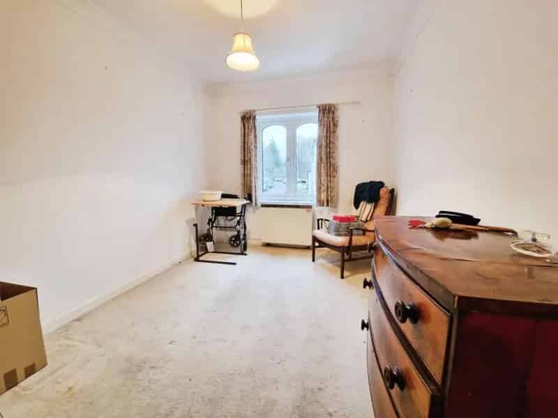 1 Bedroom Flat for Sale in Stroud - No Chain