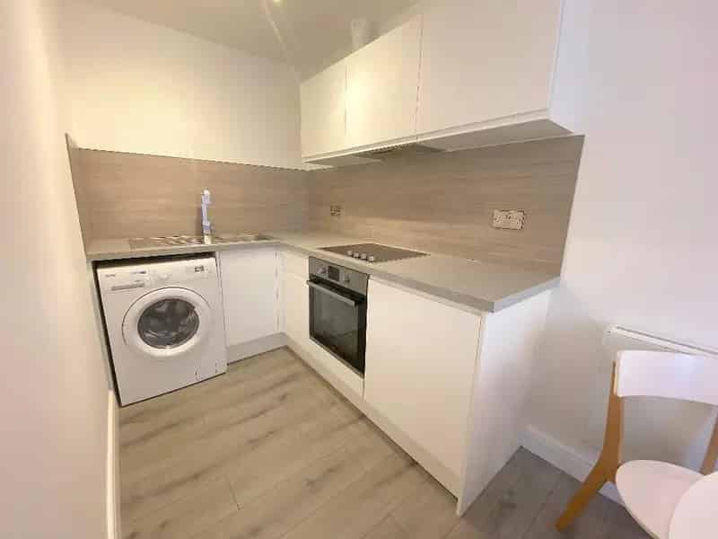 Modern Studio Flat Near Brighton Station