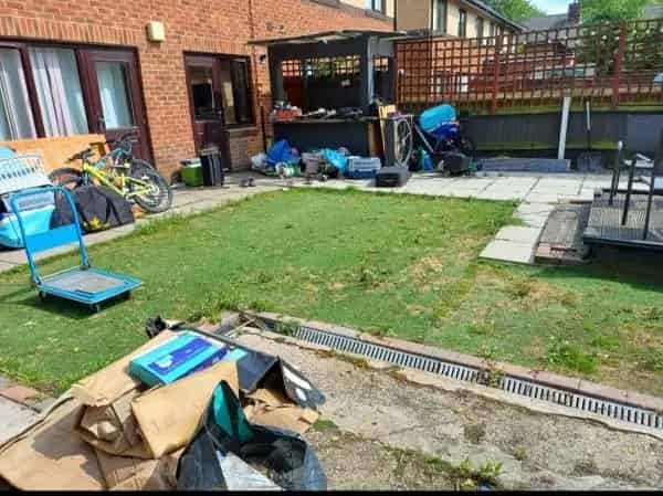 4 Double Bedroom Semi-Detached House with 2 Lounges and Parking