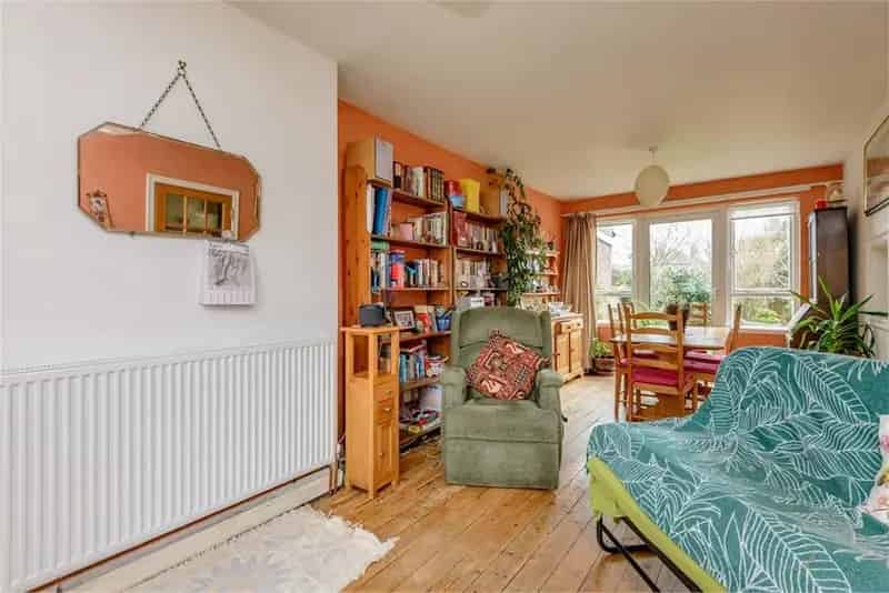 3 Bed Semi-Detached House with Garden and Garage