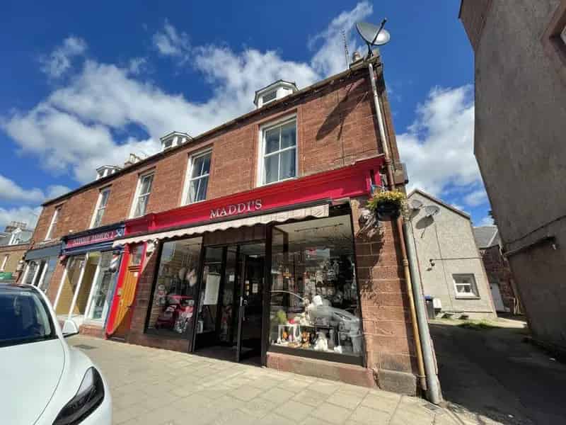 Ground Floor Retail Unit with Double Frontage and Basement Storage