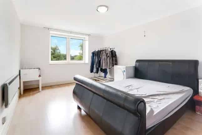 Main Door Maisonette Apartment Two Double Bedrooms Springburn Glasgow