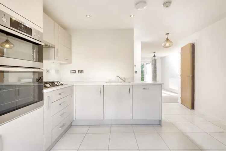 4 Bedroom Semi-Detached House for Sale Highfield Gardens