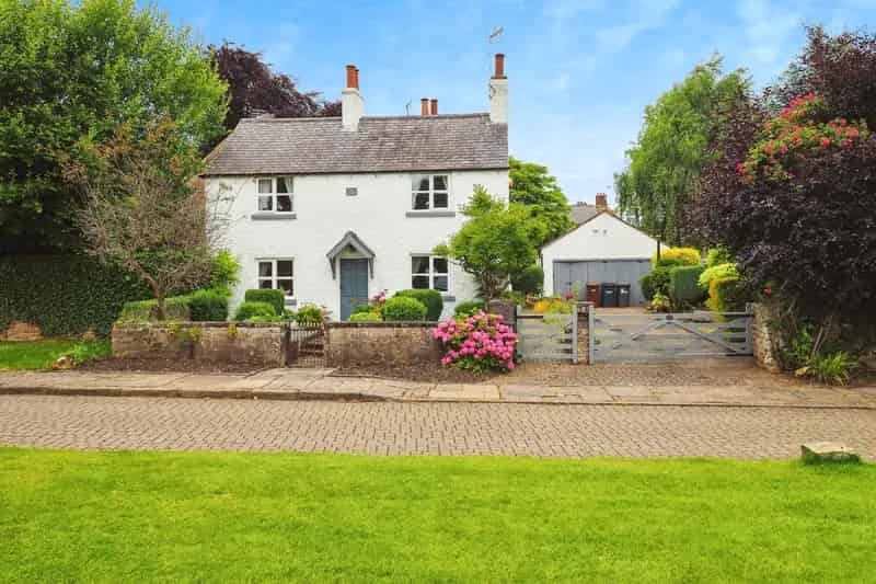 3 Bedroom Cottage with Exposed Beams and Scenic Garden
