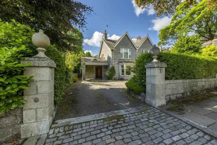 6 Bedroom Detached House For Sale