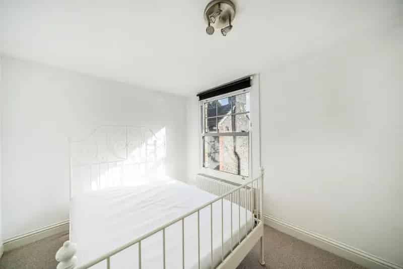 Spacious 3-Bedroom Flat near Streatham Hill Station