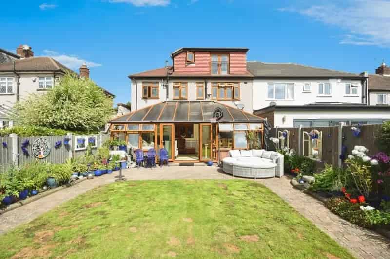 5 Bed Semi Detached House with Conservatory and Outbuilding