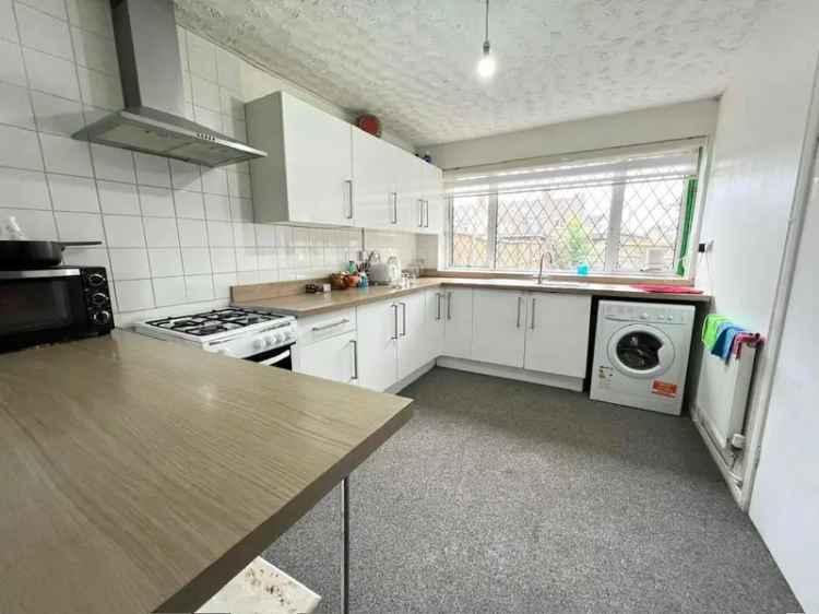 House For Sale in Grimsby, England