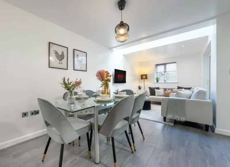 3 Bedroom Freehold House Near Tooting - Off-Street Parking & Garden