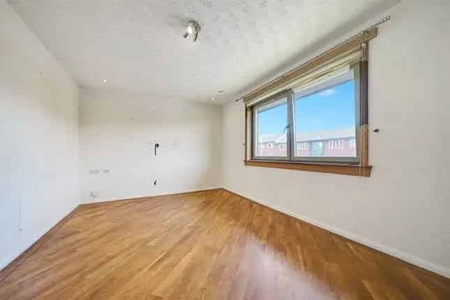 Spacious 1-Bedroom Flat for Sale in North Kelvinside Glasgow