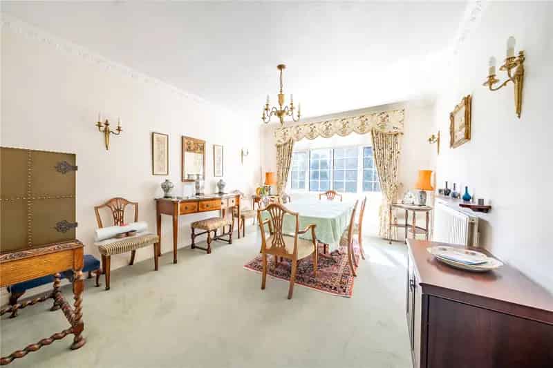 Spacious 3-Bed First Floor Apartment with Garage and Communal Gardens