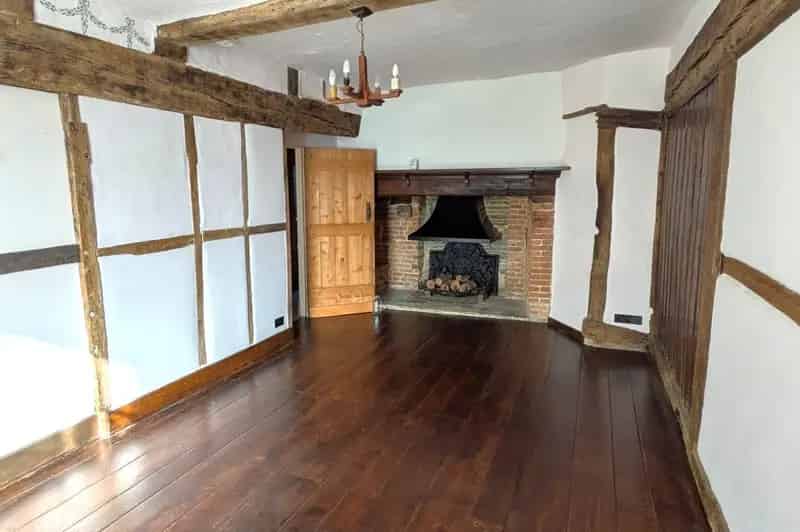 2 Bedroom Grade II Listed Cottage for Sale in Horsham