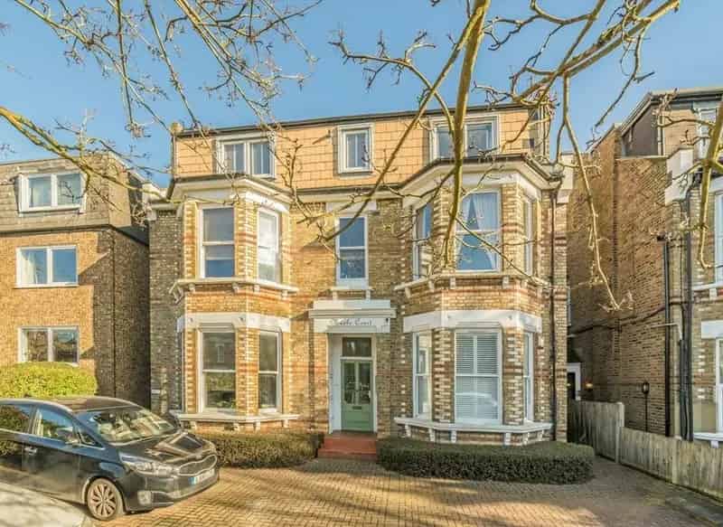 Refurbished Top Floor Apartment Near Surbiton Station