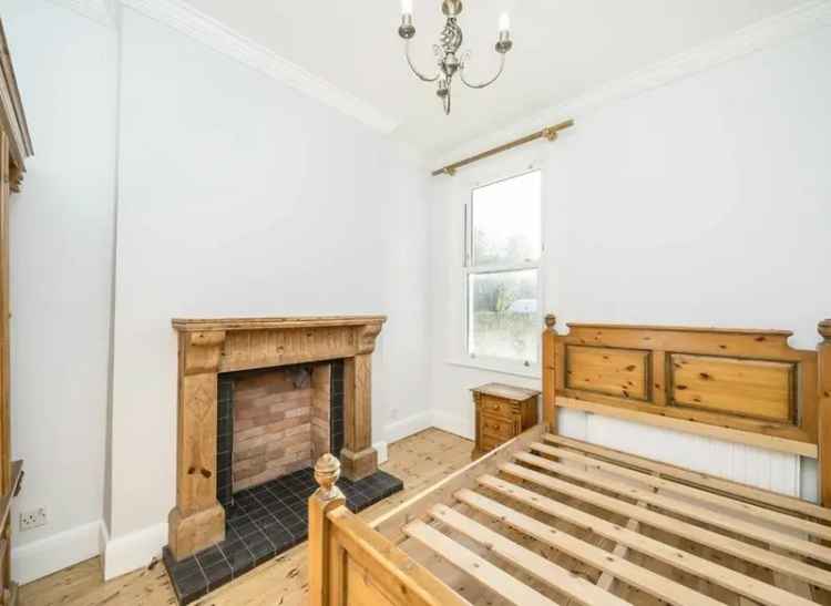 Spacious 4-Bedroom Period House Near Ladywell Station