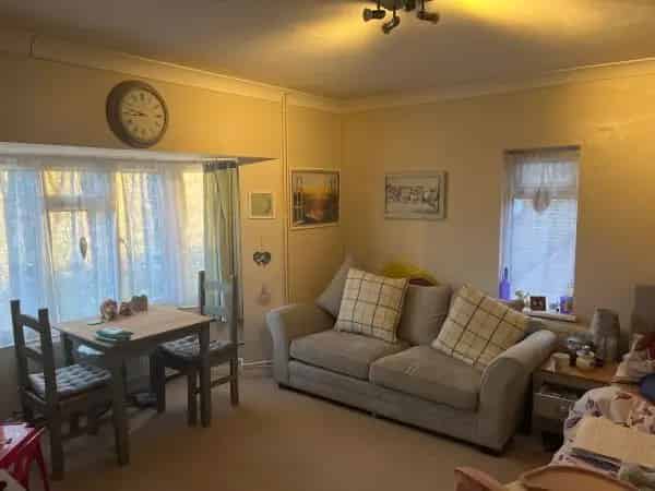 2 Bed Maisonette Near Staines Station