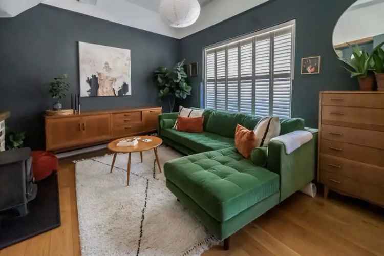 Charming Cottage near Amenities and Stunning Countryside