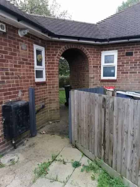 1 Bedroom Bungalow Borehamwood Private Gardens Large Loft