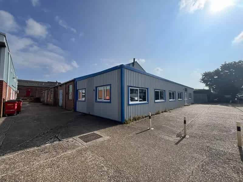 Warehouse Industrial Unit with Side Loading and Parking