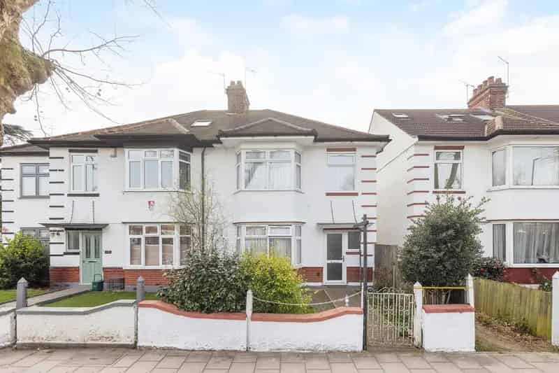 3 Bedroom Semi-Detached House for Sale Brentford