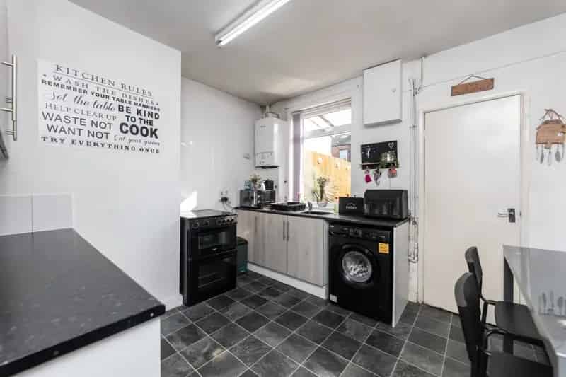 3 Bedroom Mid Terrace House For Sale