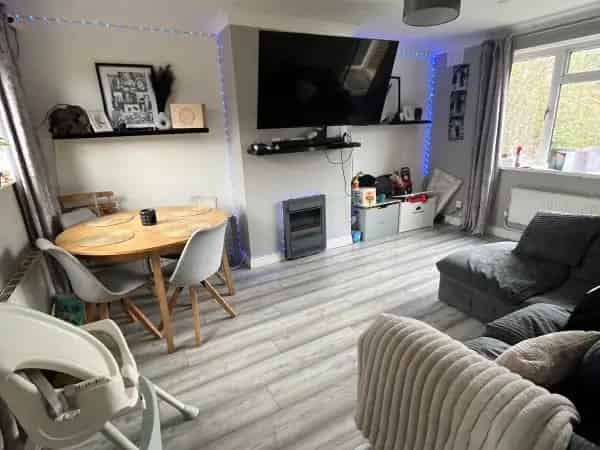 2 Bed House Large Gardens Near Shops Station