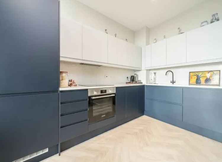 Flat For Sale in London, England