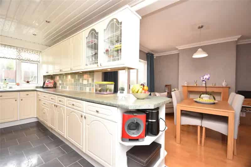 Extended Semi-Detached House Family Home 3 Bedrooms Conservatory