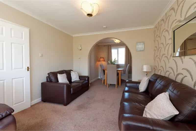 3 Bed Terraced House Johnstone - Modern Kitchen, Garage & Gardens