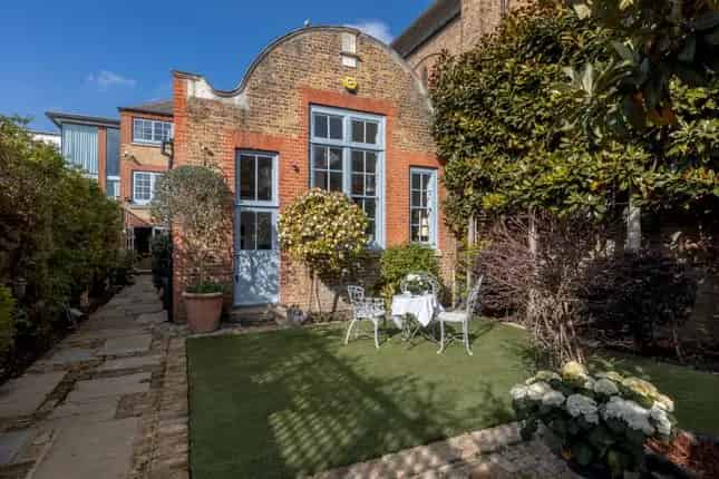 Detached House for Sale in London SW11