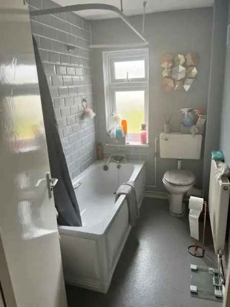 Flat For Rent in Rushmoor, England