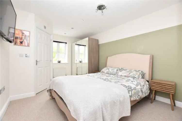 2-Bed Detached Coach House - Modern Kitchen, En-Suite, Garage