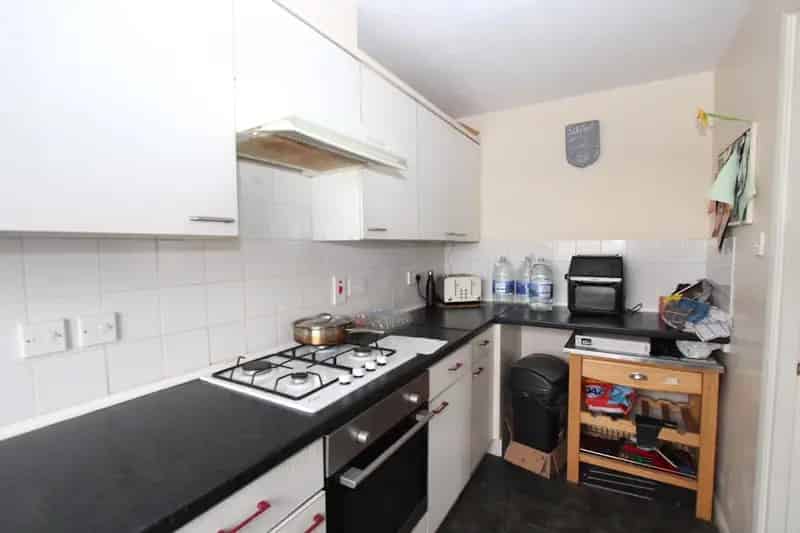 1 Bedroom Top Floor Apartment Leasehold Near Town Centre