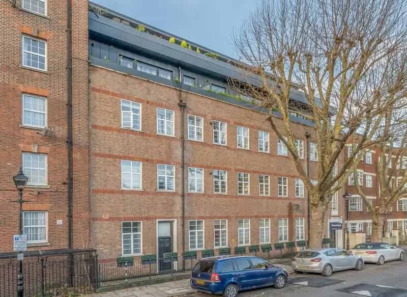 Large 2-Bedroom Apartment near Bow Road Station