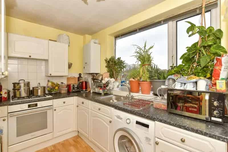 2 Bedroom Apartment for Sale in Brentwood Near Station