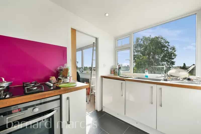 Large One Bedroom Apartment Kew High Standard Refurbishment