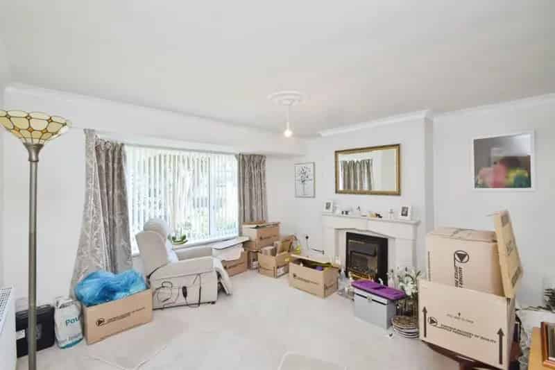3 Bedroom Semi-Detached House with Garage and Garden