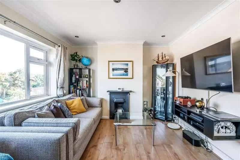 2 Bed Flat for Sale in Harlow, Cheam