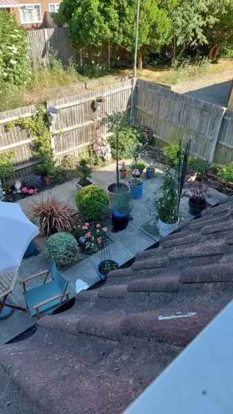 Flat For Rent in Borough of Spelthorne, England