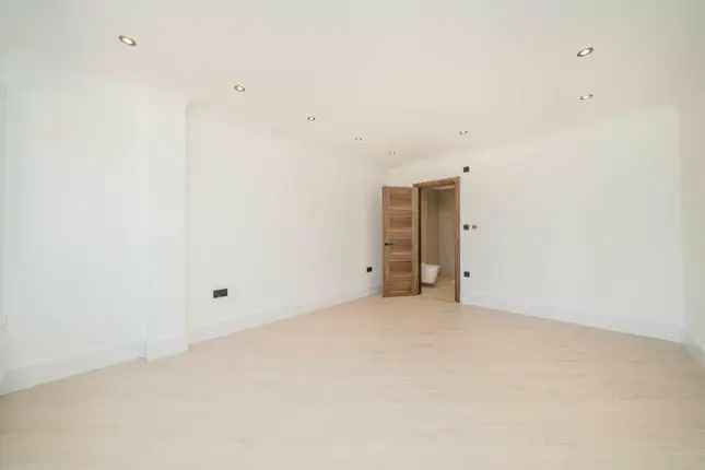 Town house to rent in Somerset Road, London SW19