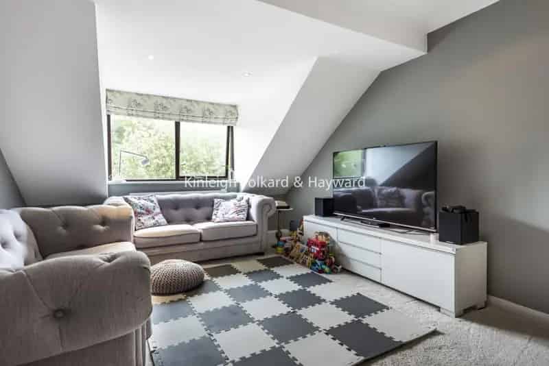 Modern 2-Bedroom 2-Bathroom Top Floor Apartment