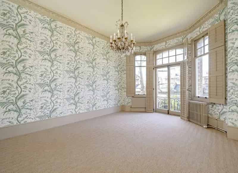 Stunning Apartment near Kings Road with Communal Gardens and Lift