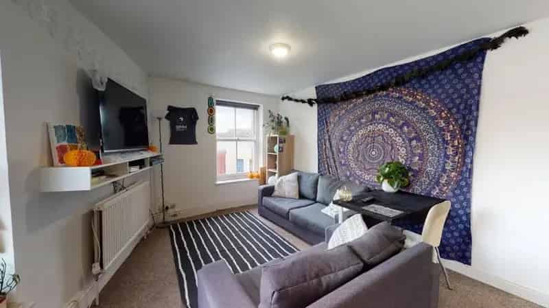 5 Bedroom Maisonette Near UOB