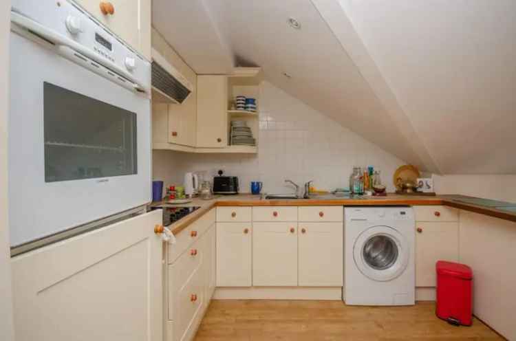 2 Bedroom Retirement Flat for Sale in Woodland Court