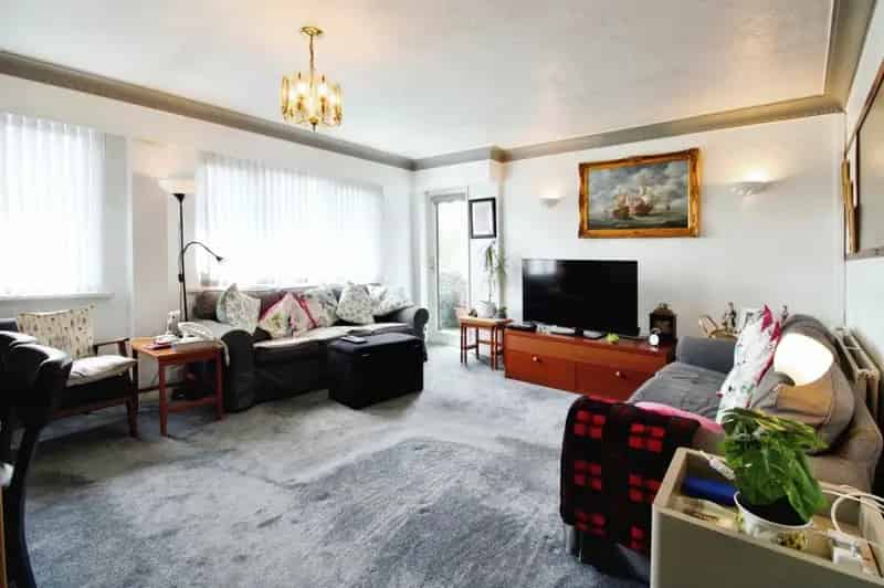 2 Bedroom Flat with Garage and Parking Newport Road