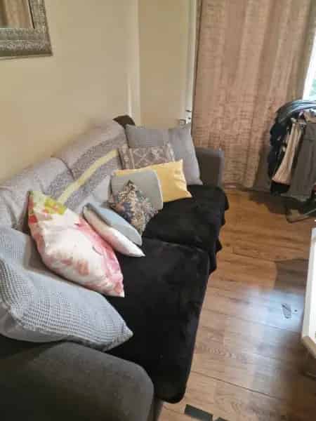 2 Bedroom Flat Near Schools and Transport