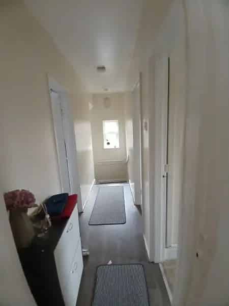 Upstairs Flat near Schools High Street Garden Double Glazed