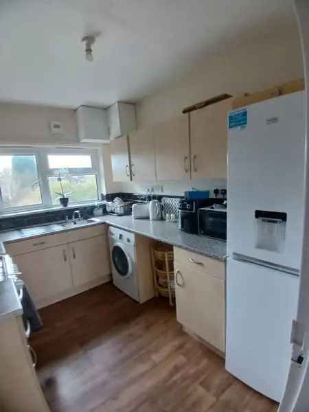 Upstairs Flat near Schools with Garden