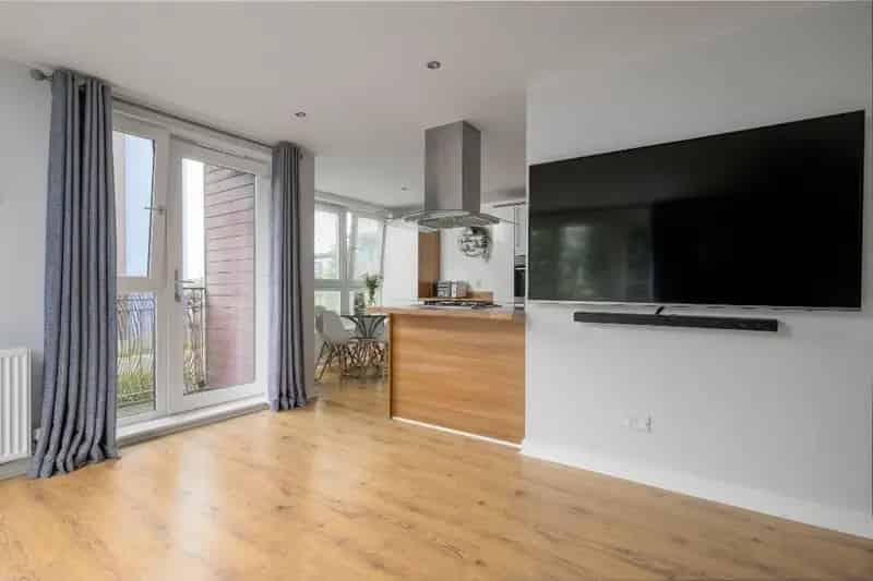 3 Bedroom Flat to Rent Modern Apartment with Parking