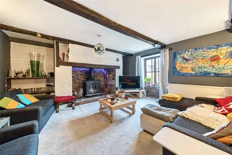 5 Bedroom Detached House with Cottages Near Llangorse