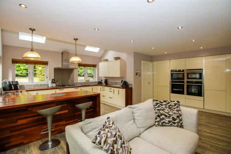 4 Bedroom Detached House To Rent Modern Bathrooms Ample Parking